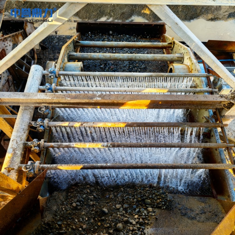 Комплексное решение для производственной линии по добыче низкосортного золота, включающее дробление, измельчение и гравитационную сепарацию.