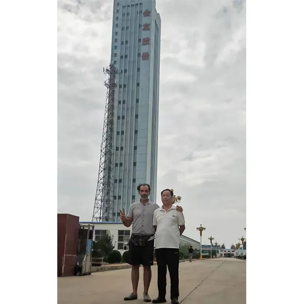 Г-н Али, клиент из Пакистана, осматривает кабели Huayou