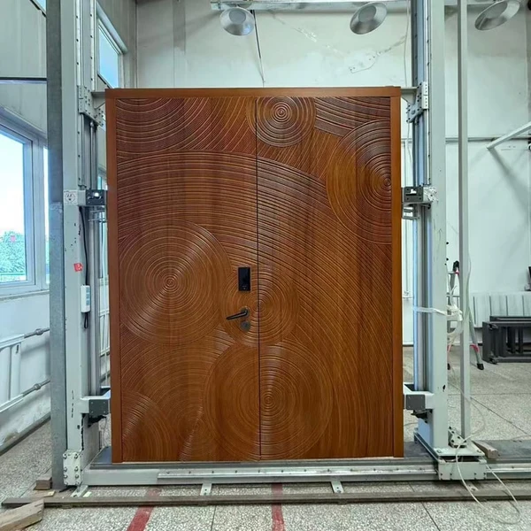 Российские партнеры посетили Jinhe Wood Industry для осмотра линии по производству входных дверей