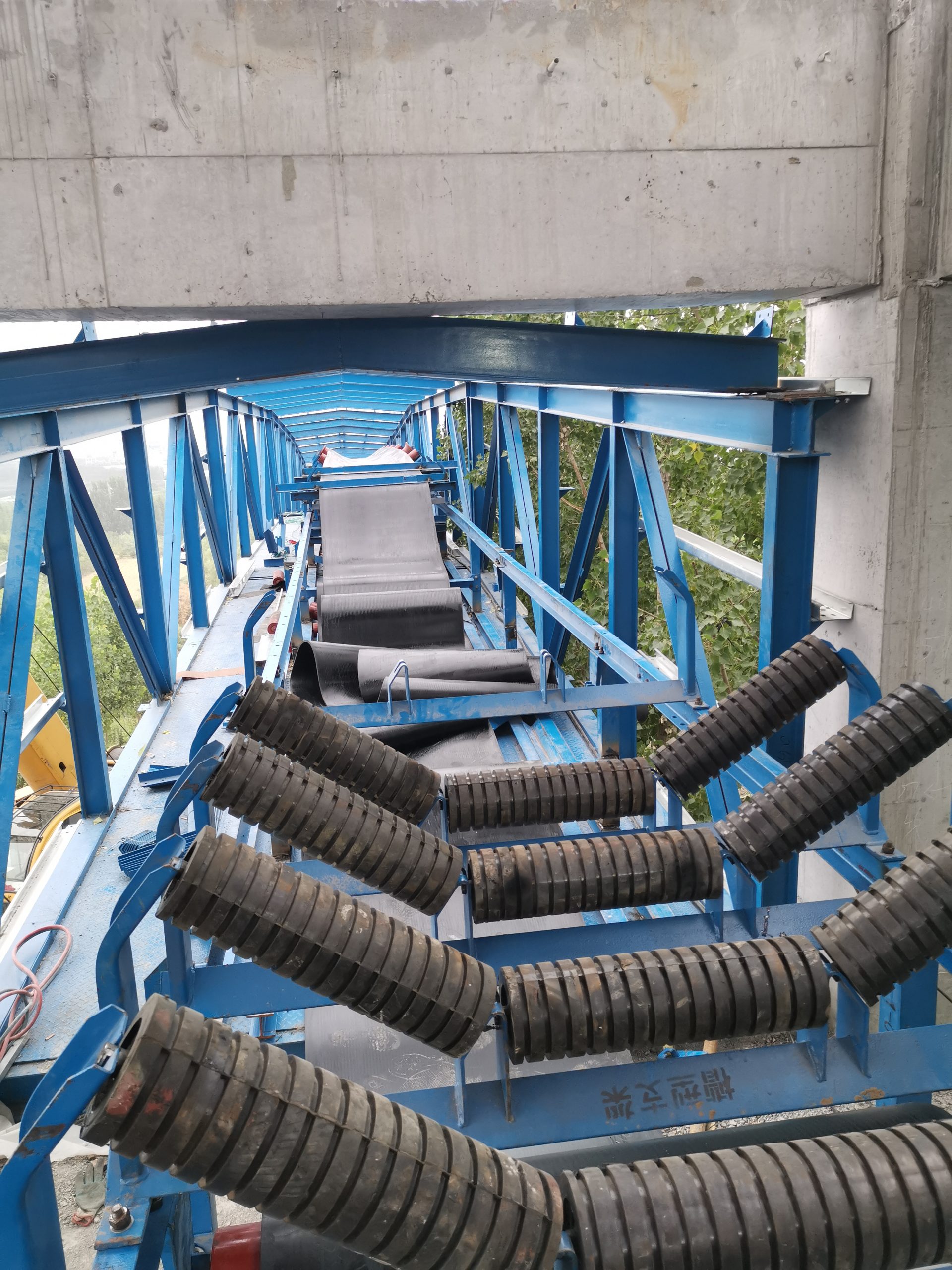 Стационарные конвейеры — надёжное сердце транспортировки сырья в современной промышленности