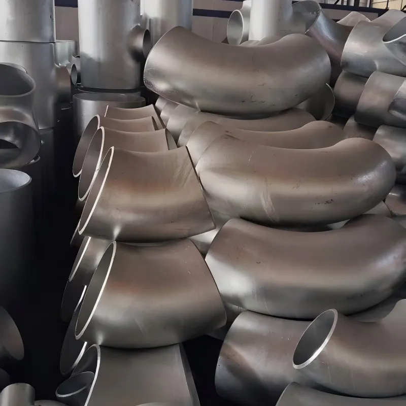 Основные различия между прямыми и бесшовными отводами в использовании отражены в следующем: