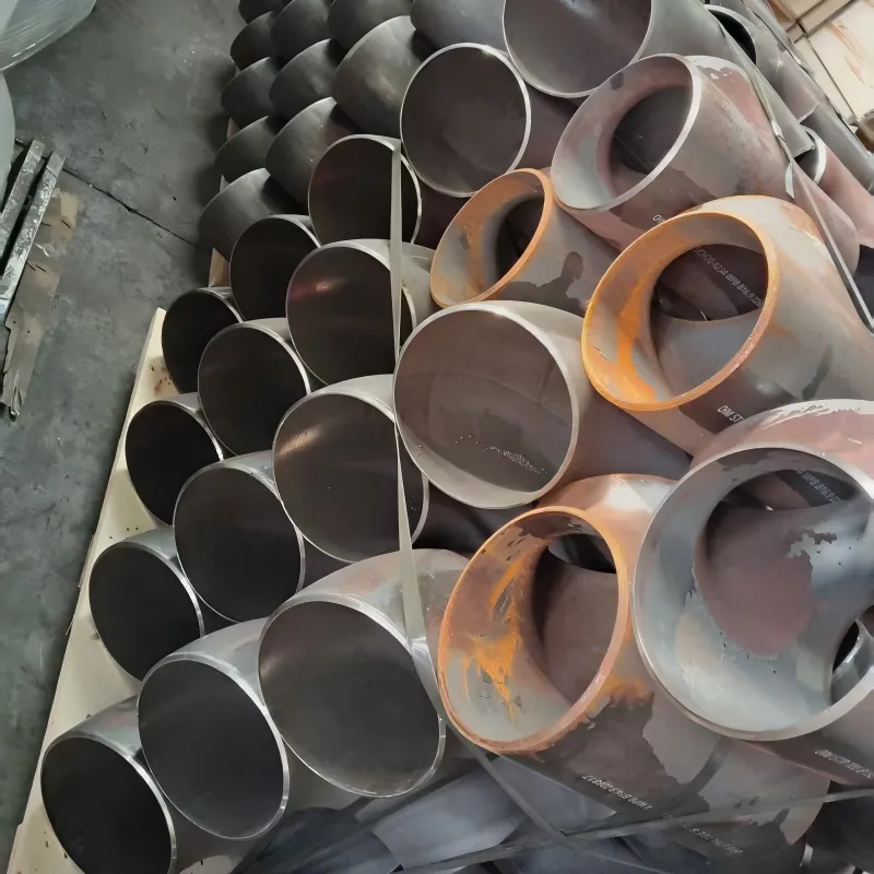 Основные различия между прямошовными и бесшовными отводами в эксплуатации отражаются в следующих ключевых аспектах:  I. Номинальное давление и адаптивность к условиям эксплуатации Прямошовные отводы, из-за наличия продольного сварного шва, обладают относительно меньшей общей структурной однородностью и несущей способностью по сравнению с бесшовными отводами. Поэтому в общих условиях эксплуатации с низким давлением (обычно расчетное давление ≤ 2,5 МПа) и низкой ударной и коррозионной активностью среды на трубопроводе, таких как обычные водопроводные и канализационные трубопроводы, вентиляционные трубопроводы и некоторые системы паропроводов низкого давления, прямошовные отводы могут соответствовать требованиям и являются более экономически выгодными. Бесшовные отводы, с другой стороны, изготавливаются цельным способом без сварных соединений, обладая превосходными механическими свойствами и структурной целостностью. Они могут выдерживать более высокое рабочее давление (подходят для трубопроводных систем высокого и сверхвысокого давления), более высокие температуры среды и более сложные среды. Для ответственных применений, таких как трубопроводы высокого давления в нефтегазовой и химической промышленности, трубопроводы для транспортировки легковоспламеняющихся, взрывоопасных, токсичных и вредных сред, а также высокотемпературные паропроводы, бесшовные отводы являются предпочтительным выбором для обеспечения безопасной и стабильной работы системы.45