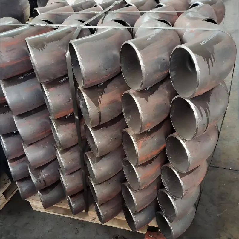 Основные различия между прямошовными и бесшовными отводами в эксплуатации отражаются в следующих ключевых аспектах:  I. Номинальное давление и адаптивность к условиям эксплуатации Прямошовные отводы, из-за наличия продольного сварного шва, обладают относительно меньшей общей структурной однородностью и несущей способностью по сравнению с бесшовными отводами. Поэтому в общих условиях эксплуатации с низким давлением (обычно расчетное давление ≤ 2,5 МПа) и низкой ударной и коррозионной активностью среды на трубопроводе, таких как обычные водопроводные и канализационные трубопроводы, вентиляционные трубопроводы и некоторые системы паропроводов низкого давления, прямошовные отводы могут соответствовать требованиям и являются более экономически выгодными. Бесшовные отводы, с другой стороны, изготавливаются цельным способом без сварных соединений, обладая превосходными механическими свойствами и структурной целостностью. Они могут выдерживать более высокое рабочее давление (подходят для трубопроводных систем высокого и сверхвысокого давления), более высокие температуры среды и более сложные среды. Для ответственных применений, таких как трубопроводы высокого давления в нефтегазовой и химической промышленности, трубопроводы для транспортировки легковоспламеняющихся, взрывоопасных, токсичных и вредных сред, а также высокотемпературные паропроводы, бесшовные отводы являются предпочтительным выбором для обеспечения безопасной и стабильной работы системы.4