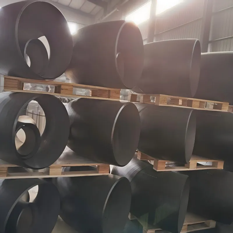 Основные различия между прямошовными и бесшовными отводами в эксплуатации отражаются в следующих ключевых аспектах:  I. Номинальное давление и адаптивность к условиям эксплуатации Прямошовные отводы, из-за наличия продольного сварного шва, обладают относительно меньшей общей структурной однородностью и несущей способностью по сравнению с бесшовными отводами. Поэтому в общих условиях эксплуатации с низким давлением (обычно расчетное давление ≤ 2,5 МПа) и низкой ударной и коррозионной активностью среды на трубопроводе, таких как обычные водопроводные и канализационные трубопроводы, вентиляционные трубопроводы и некоторые системы паропроводов низкого давления, прямошовные отводы могут соответствовать требованиям и являются более экономически выгодными. Бесшовные отводы, с другой стороны, изготавливаются цельным способом без сварных соединений, обладая превосходными механическими свойствами и структурной целостностью. Они могут выдерживать более высокое рабочее давление (подходят для трубопроводных систем высокого и сверхвысокого давления), более высокие температуры среды и более сложные среды. Для ответственных применений, таких как трубопроводы высокого давления в нефтегазовой и химической промышленности, трубопроводы для транспортировки легковоспламеняющихся, взрывоопасных, токсичных и вредных сред, а также высокотемпературные паропроводы, бесшовные отводы являются предпочтительным выбором для обеспечения безопасной и стабильной работы системы.3