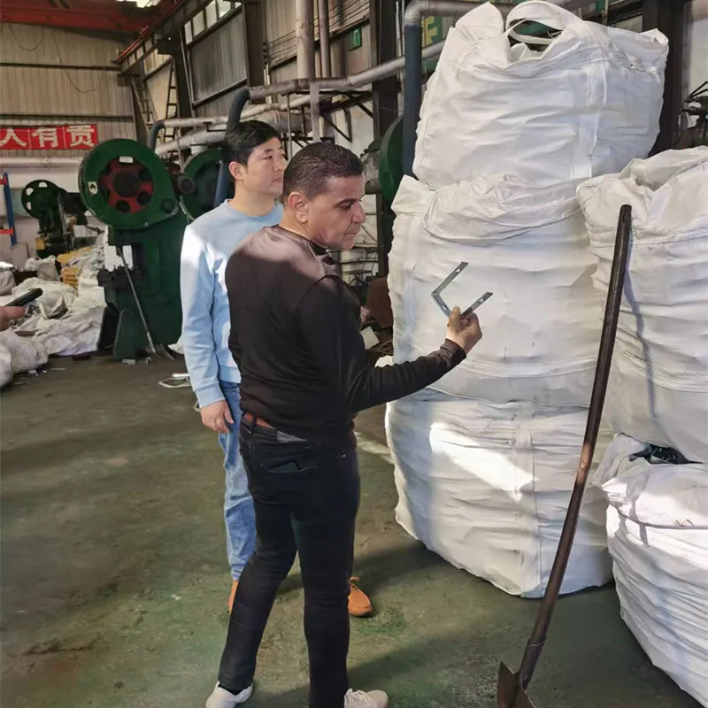 Добро пожаловать иракским клиентам на завод для проверки товара! Продукция прошла контроль, держатели предохранителей отправлены целыми машинами!