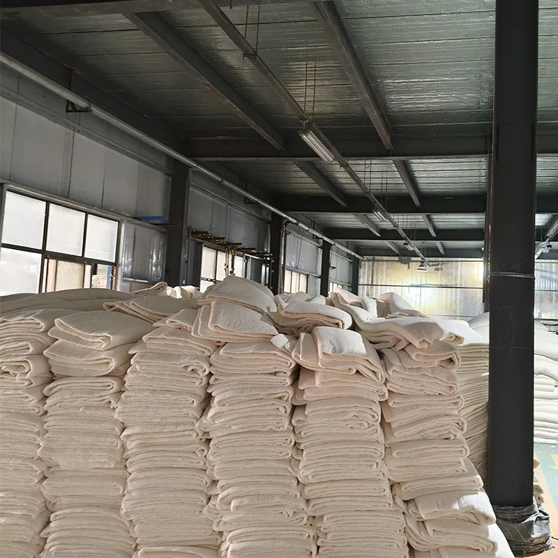 Компания Henan Hongxing Clothing работает на полную мощность, чтобы выполнить заказы на хлопковый наполнитель.