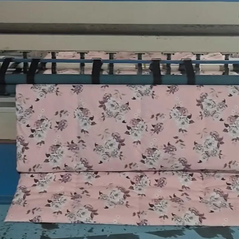 Компания Henan Hongxing Clothing: производственная линия по выпуску хлопковых одеял с розовым цветочным узором работает на полную мощность для выполнения заказов.