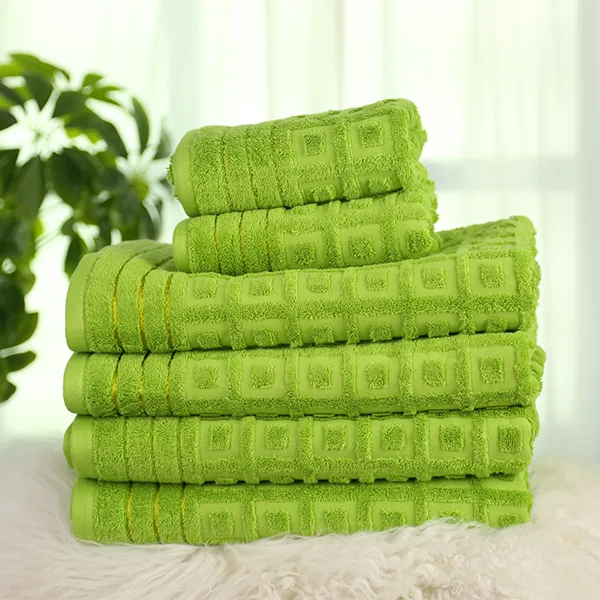 Зеленое махровое полотенце из жаккардовой ткани
