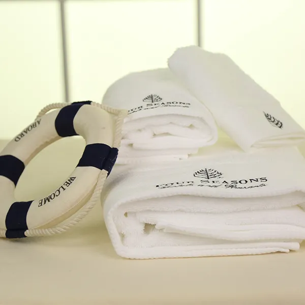 Гостиничная белая лицевая салфетка с вышивкой1