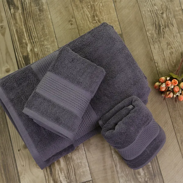 Окрашенное махровое полотенце из сатина премиум класса темно фиолетовый