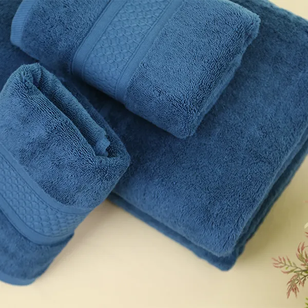 Платиновое сатиновое полотенце