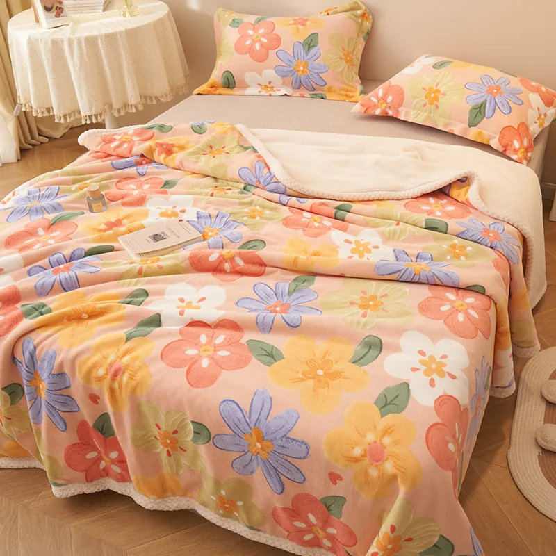 Двуслойное функциональное одеяло из флиса цвета мербау с каймой, молочного цвета.