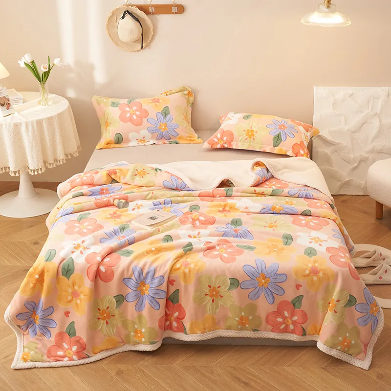 Двуслойное функциональное одеяло из флиса цвета мербау с каймой, молочного цвета.