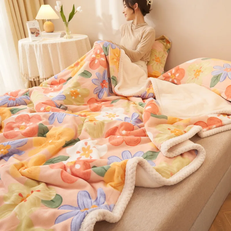 Двуслойное функциональное одеяло из флиса цвета мербау с каймой, молочного цвета.