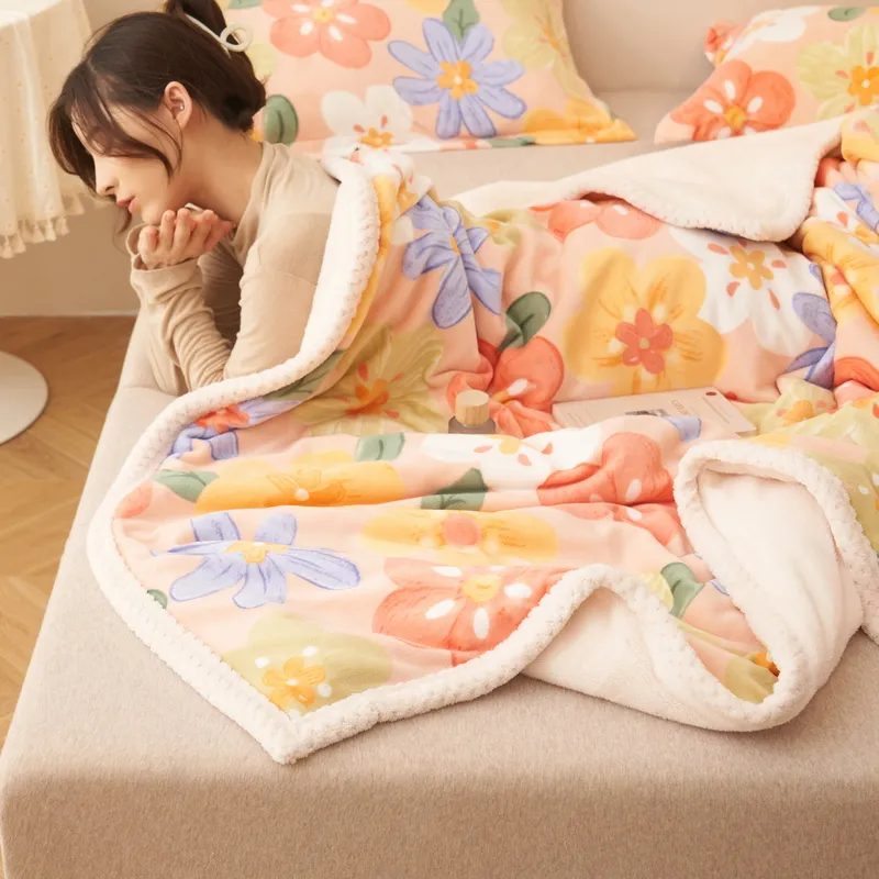 Двуслойное функциональное одеяло из флиса цвета мербау с каймой, молочного цвета.