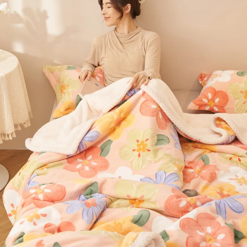 Двуслойное функциональное одеяло из флиса цвета мербау с каймой, молочного цвета.