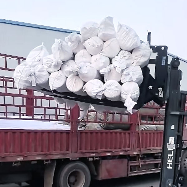 Изобилие сырья — залог бесперебойного производства! Компания Henan Hongxing Bedding получила крупную партию материалов для набивки подушек, укрепив свои производственные мощности.