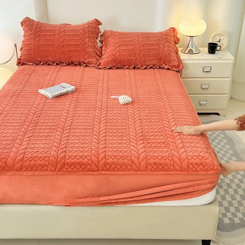 Комплект из трех предметов: стеганая простыня/наматрасник из флиса цвета «молочный флис»