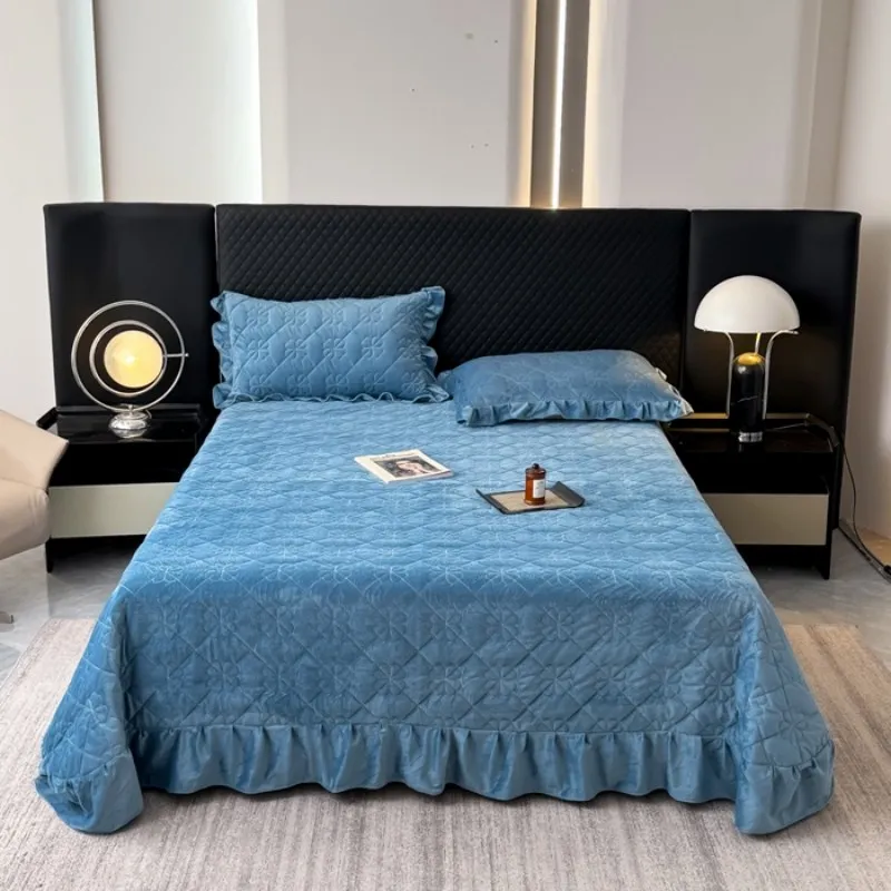 Новый комплект постельного белья из плотного стеганого бархата с кристаллами, состоящий из трех предметов (серия «Четырехлистный клевер»), 2026 год.