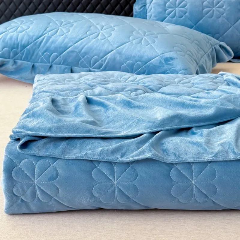 Новый комплект постельного белья из плотного стеганого бархата с кристаллами, состоящий из трех предметов (серия «Четырехлистный клевер»), 2026 год.