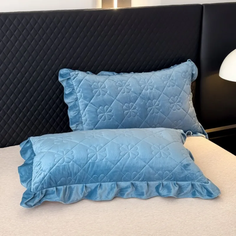 Новый комплект постельного белья из плотного стеганого бархата с кристаллами, состоящий из трех предметов (серия «Четырехлистный клевер»), 2026 год.