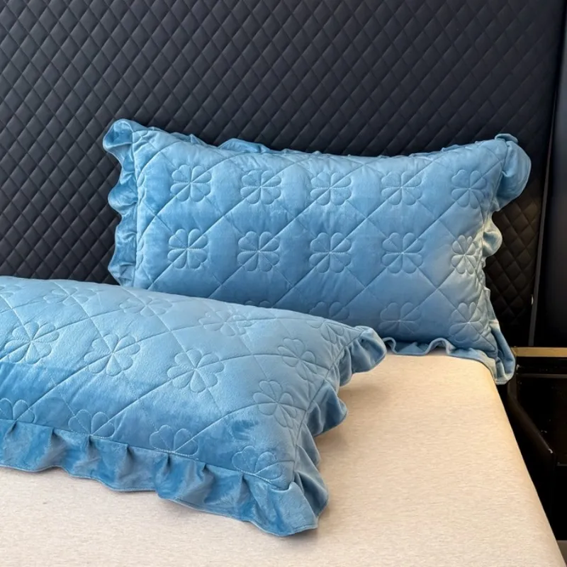 Новый комплект постельного белья из плотного стеганого бархата с кристаллами, состоящий из трех предметов (серия «Четырехлистный клевер»), 2026 год.