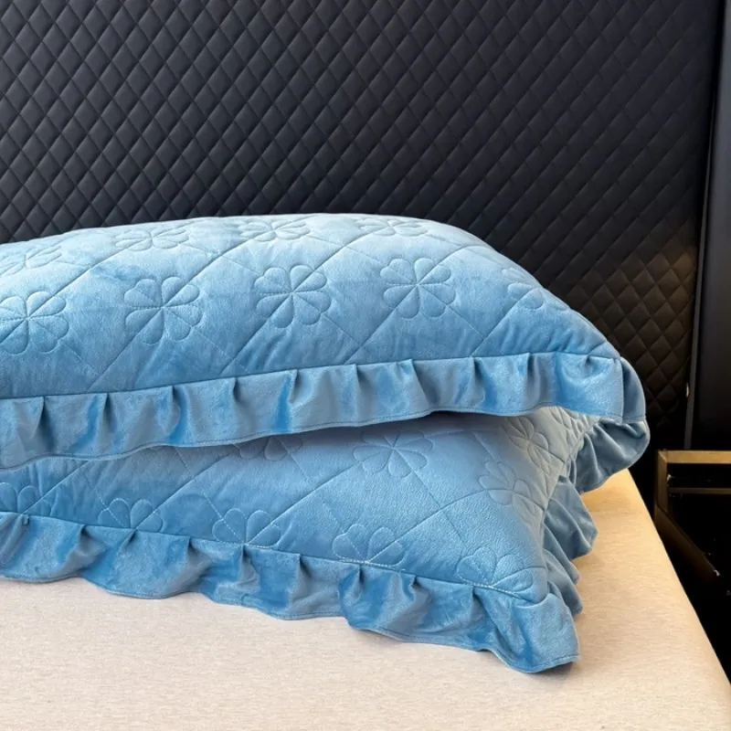 Новый комплект постельного белья из плотного стеганого бархата с кристаллами, состоящий из трех предметов (серия «Четырехлистный клевер»), 2026 год.