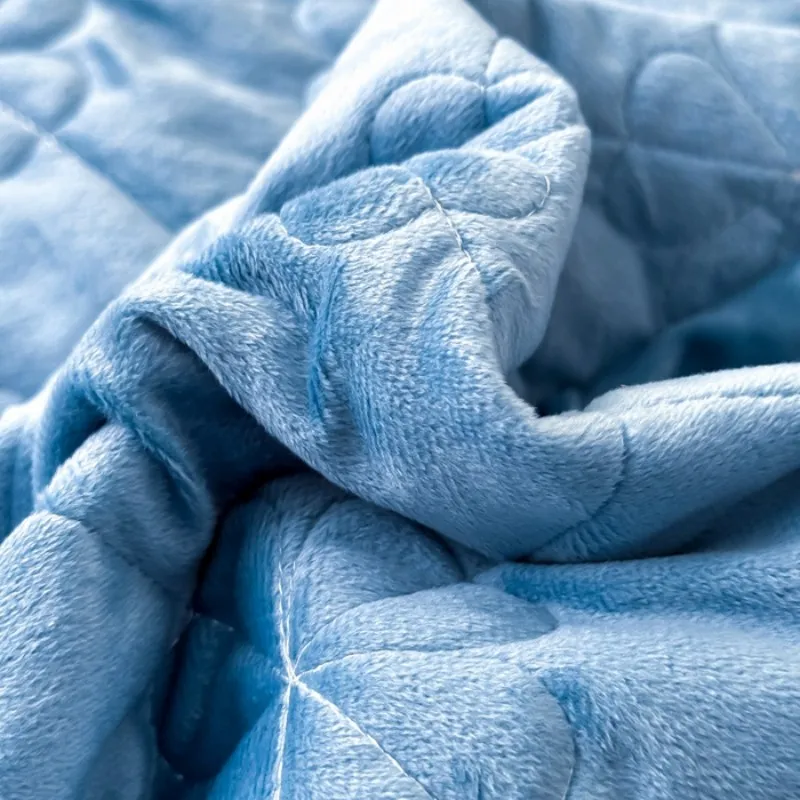 Новый комплект постельного белья из плотного стеганого бархата с кристаллами, состоящий из трех предметов (серия «Четырехлистный клевер»), 2026 год.