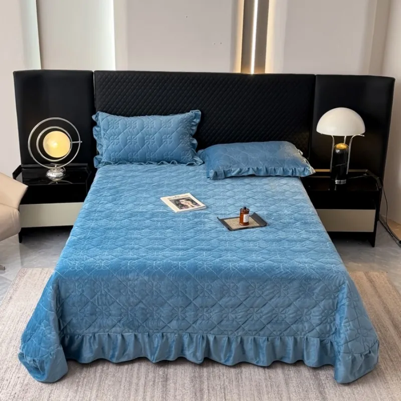 Новый комплект постельного белья из плотного стеганого бархата с кристаллами, состоящий из трех предметов (серия «Четырехлистный клевер»), 2026 год.