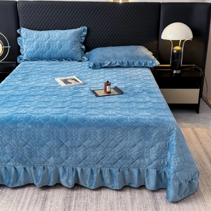 Новый комплект постельного белья из плотного стеганого бархата с кристаллами, состоящий из трех предметов (серия «Четырехлистный клевер»), 2026 год.