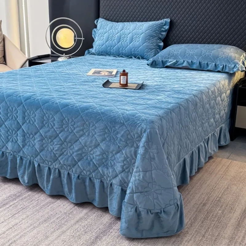 Новый комплект постельного белья из плотного стеганого бархата с кристаллами, состоящий из трех предметов (серия «Четырехлистный клевер»), 2026 год.