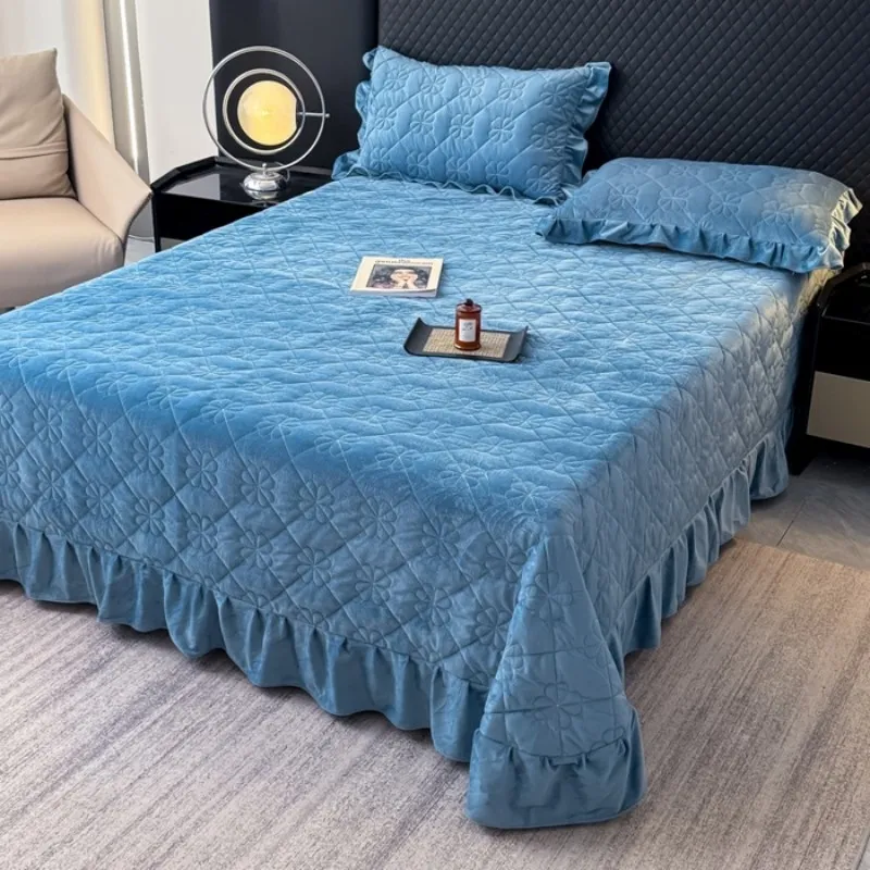 Новый комплект постельного белья из плотного стеганого бархата с кристаллами, состоящий из трех предметов (серия «Четырехлистный клевер»), 2026 год.