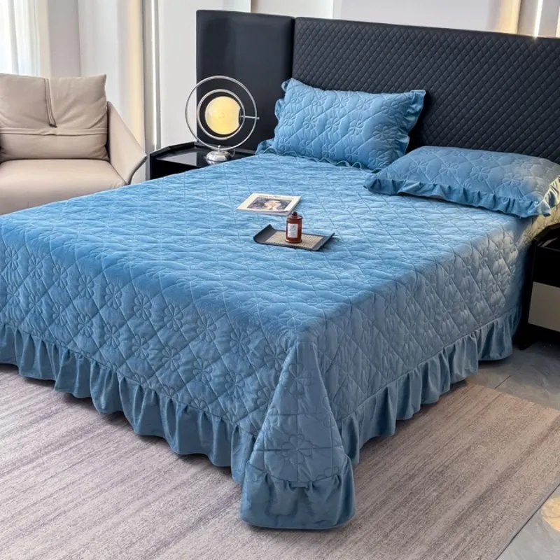 Новый комплект постельного белья из плотного стеганого бархата с кристаллами, состоящий из трех предметов (серия «Четырехлистный клевер»), 2026 год.