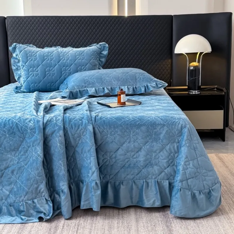 Новый комплект постельного белья из плотного стеганого бархата с кристаллами, состоящий из трех предметов (серия «Четырехлистный клевер»), 2026 год.