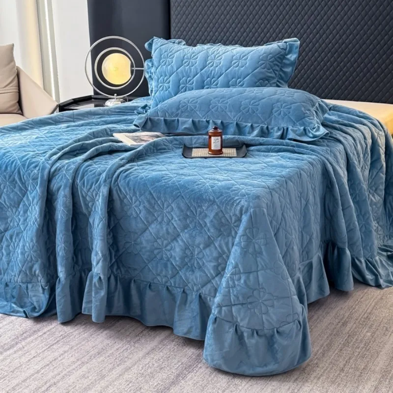 Новый комплект постельного белья из плотного стеганого бархата с кристаллами, состоящий из трех предметов (серия «Четырехлистный клевер»), 2026 год.