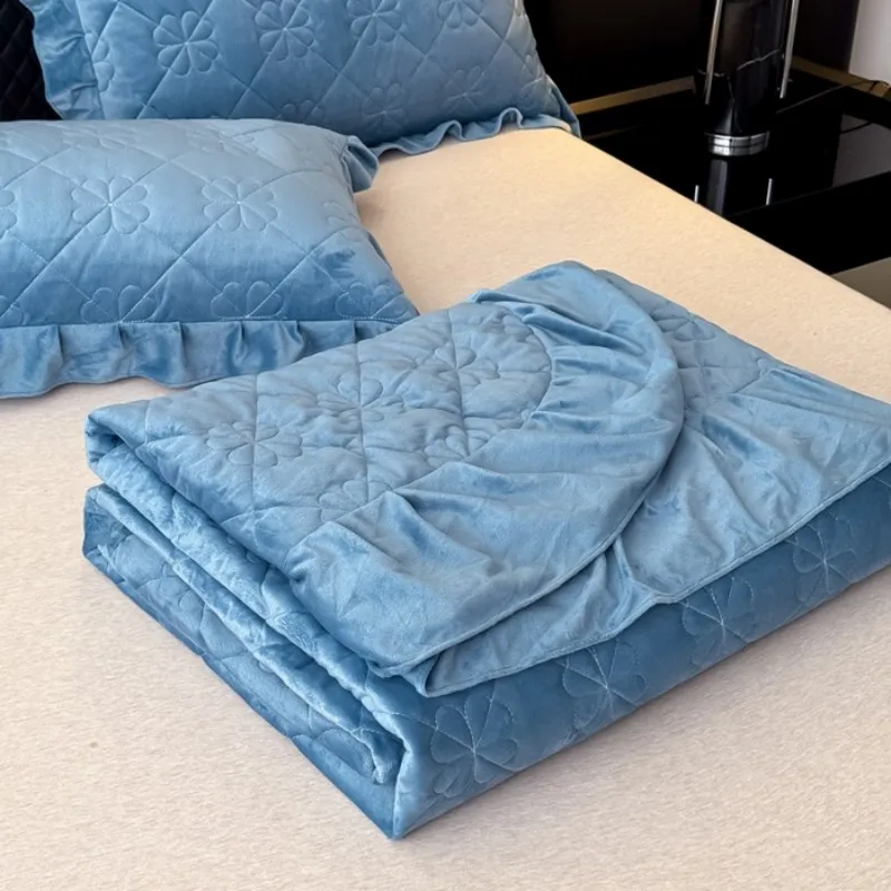 Новый комплект постельного белья из плотного стеганого бархата с кристаллами, состоящий из трех предметов (серия «Четырехлистный клевер»), 2026 год.