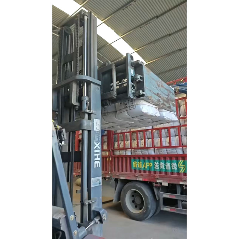 Henan Hongxing Bedding Manufacturing: Постельные принадлежности для учебных заведений загружены и отправлены — обеспечивая комфортную жизнь студентов в кампусе.