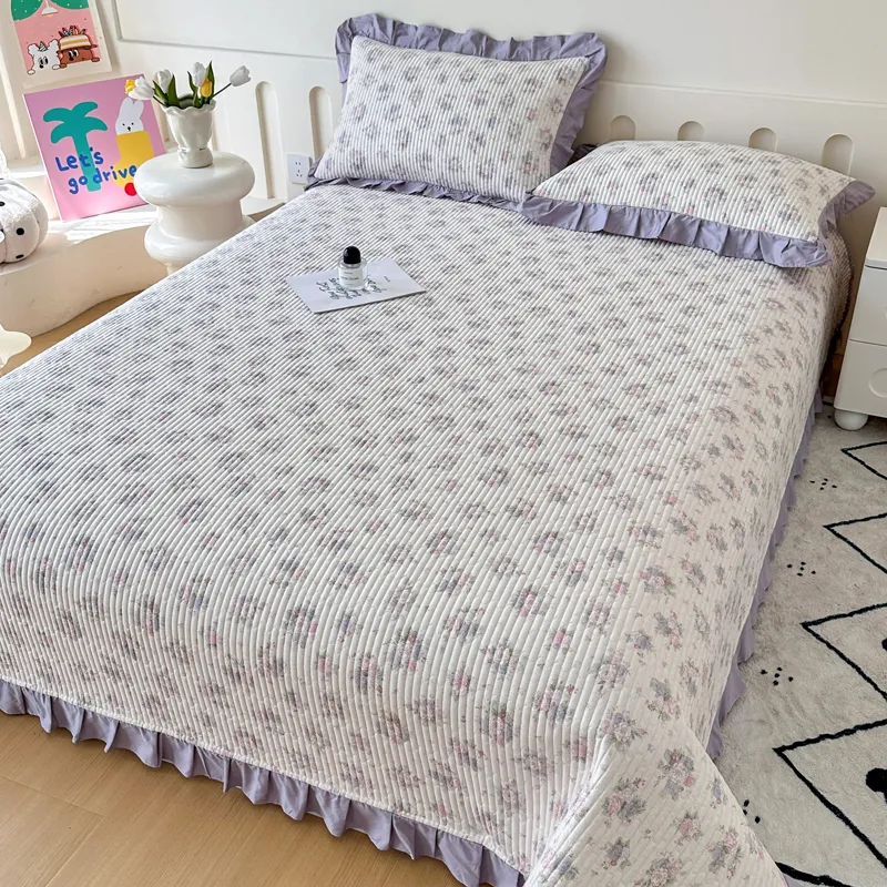 Стеганая простыня из 100% хлопковой саржи с тонкой кружевной отделкой.