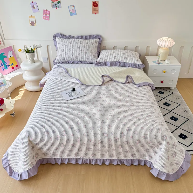 Стеганая простыня из 100% хлопковой саржи с тонкой кружевной отделкой.