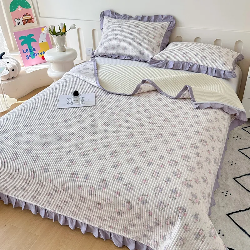 Стеганая простыня из 100% хлопковой саржи с тонкой кружевной отделкой.