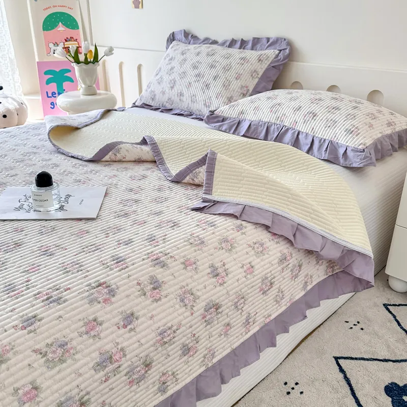 Стеганая простыня из 100% хлопковой саржи с тонкой кружевной отделкой.