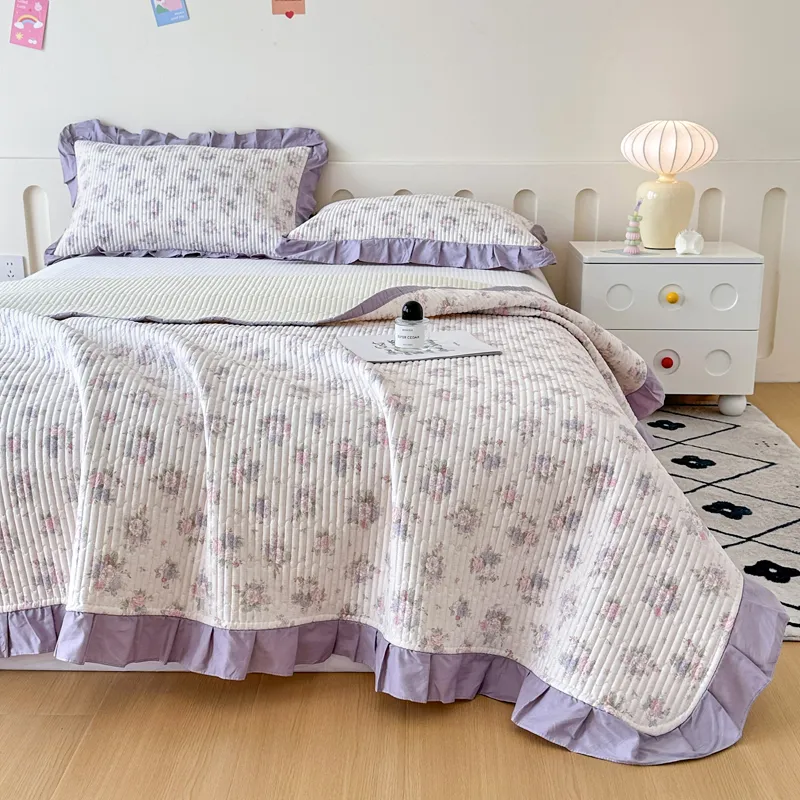 Стеганая простыня из 100% хлопковой саржи с тонкой кружевной отделкой.