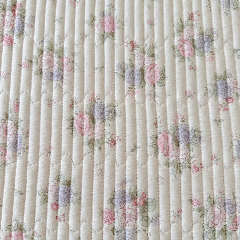 Стеганая простыня из 100% хлопковой саржи с тонкой кружевной отделкой.