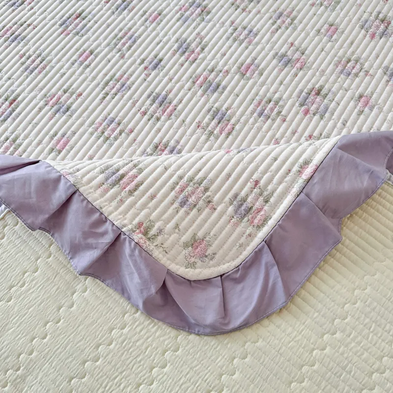 Стеганая простыня из 100% хлопковой саржи с тонкой кружевной отделкой.