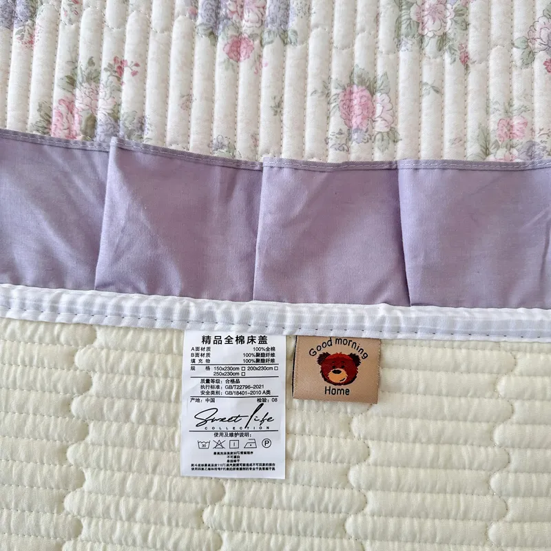 Стеганая простыня из 100% хлопковой саржи с тонкой кружевной отделкой.