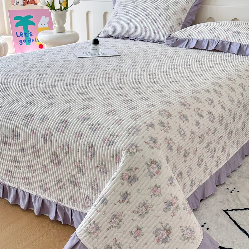 Стеганая простыня из 100% хлопковой саржи с тонкой кружевной отделкой.