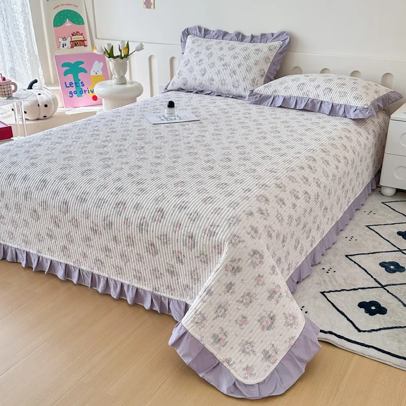 Стеганая простыня из 100% хлопковой саржи с тонкой кружевной отделкой.