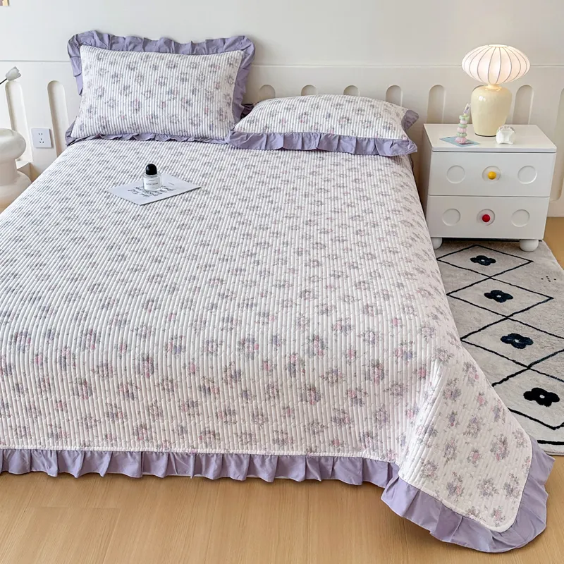 Стеганая простыня из 100% хлопковой саржи с тонкой кружевной отделкой.