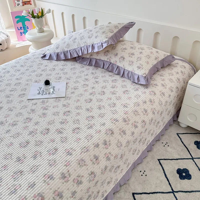 Стеганая простыня из 100% хлопковой саржи с тонкой кружевной отделкой.