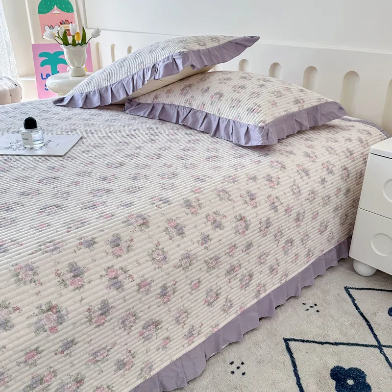 Стеганая простыня из 100% хлопковой саржи с тонкой кружевной отделкой.